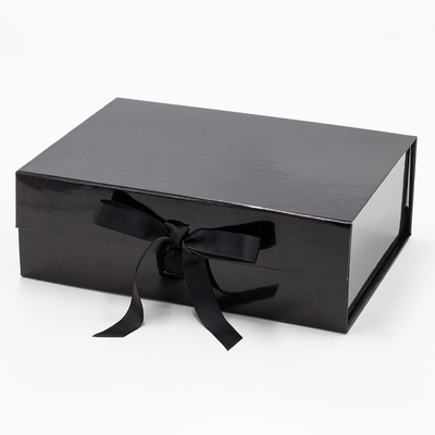 กล่องของขวัญแข็งสีดำขนาด 2 มม. เคลือบเงาพร้อมที่จับสาย